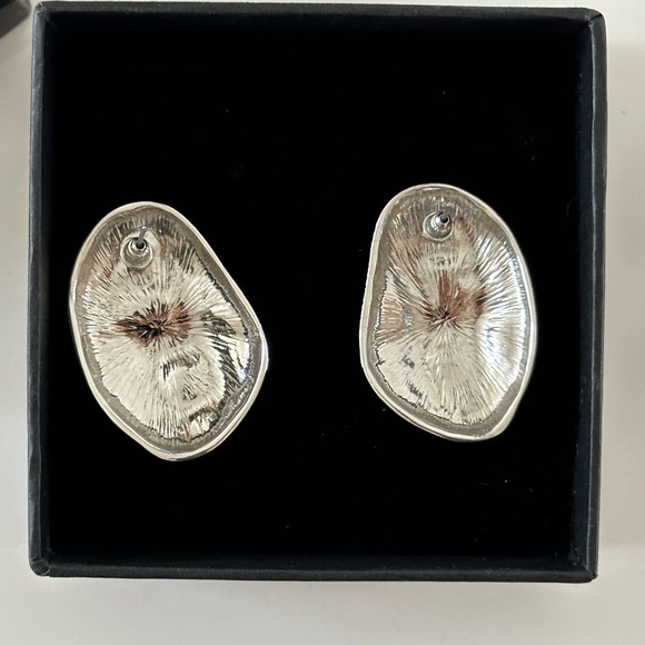 Refy Metal earrings pebble shape, oversized stud silver looking earrings - Picture 6 of 8